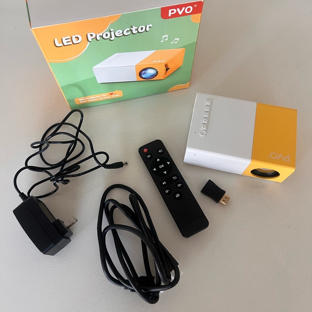 LED Projector (Bluetooth and wireless compatible) - Picture 2 of 5